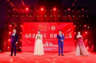 迪丽热巴与祝绪丹罕见合照，两个人卖萌可爱，娱乐圈姐妹花！