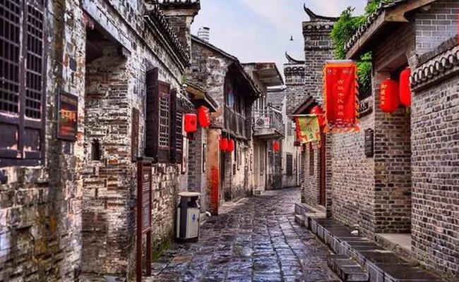 逃离昏暗下的小村
